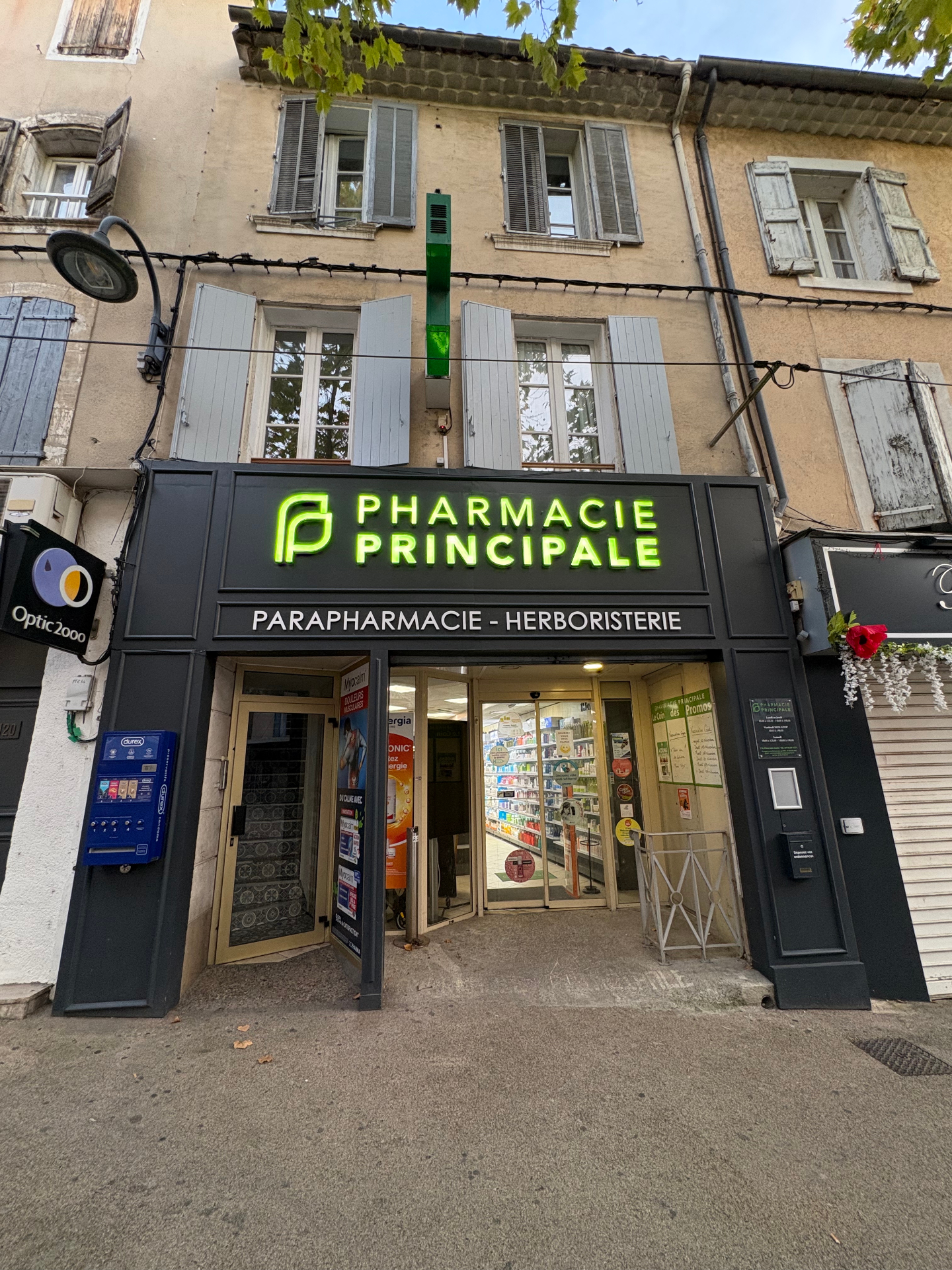 Vitrine de la Pharmacie Principale de Pertuis